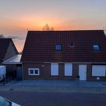 Comfortabele Woning Met Omheinde Tuin Aan Water Voor 12 P Oostburg Ngoại thất bức ảnh