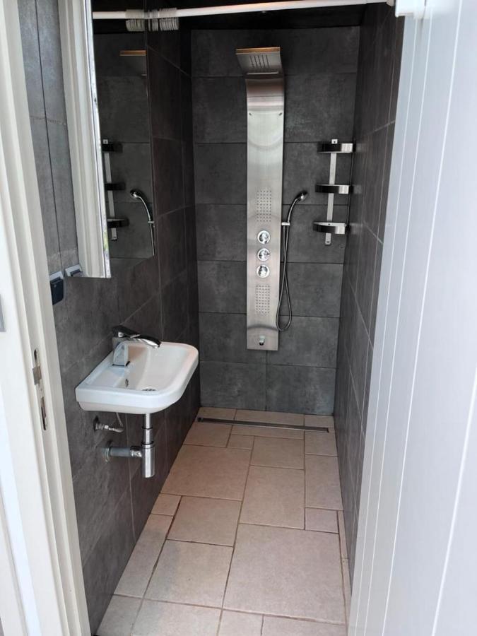 Comfortabele Woning Met Omheinde Tuin Aan Water Voor 12 P Oostburg Ngoại thất bức ảnh