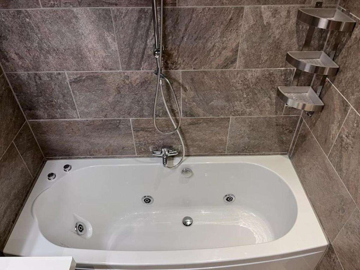 Comfortabele Woning Met Omheinde Tuin Aan Water Voor 12 P Oostburg Ngoại thất bức ảnh
