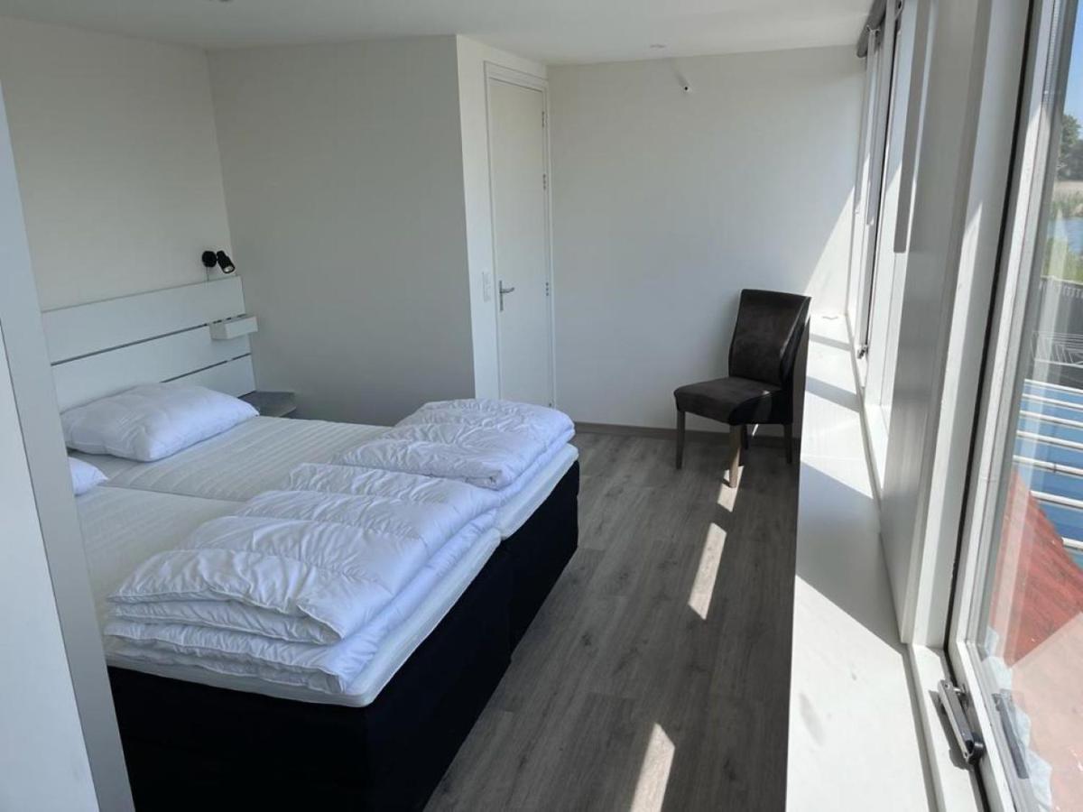 Comfortabele Woning Met Omheinde Tuin Aan Water Voor 12 P Oostburg Ngoại thất bức ảnh