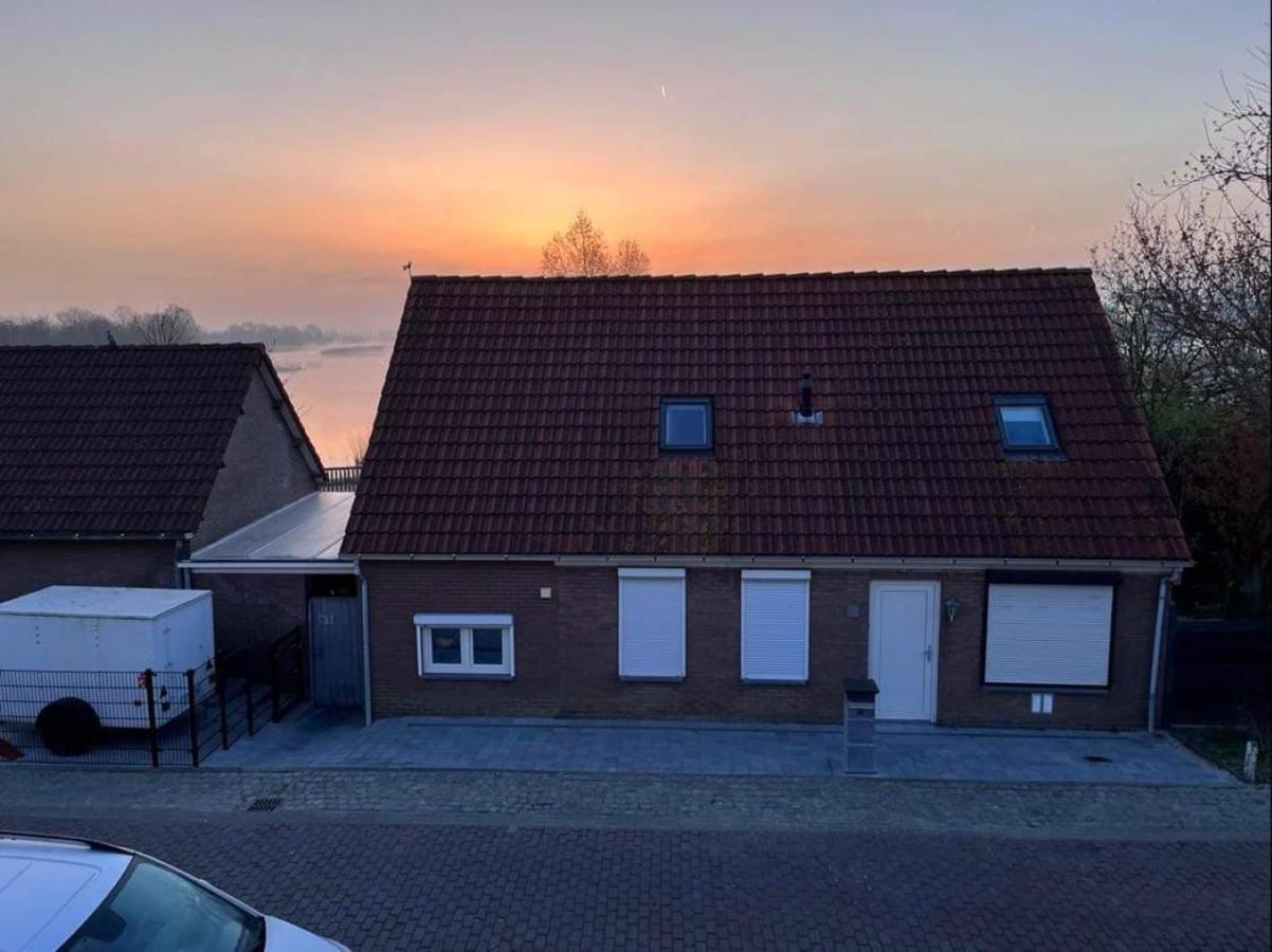 Comfortabele Woning Met Omheinde Tuin Aan Water Voor 12 P Oostburg Ngoại thất bức ảnh